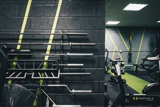 EZ curl bar – gebogen halterstang voor biceps en triceps training thuis.