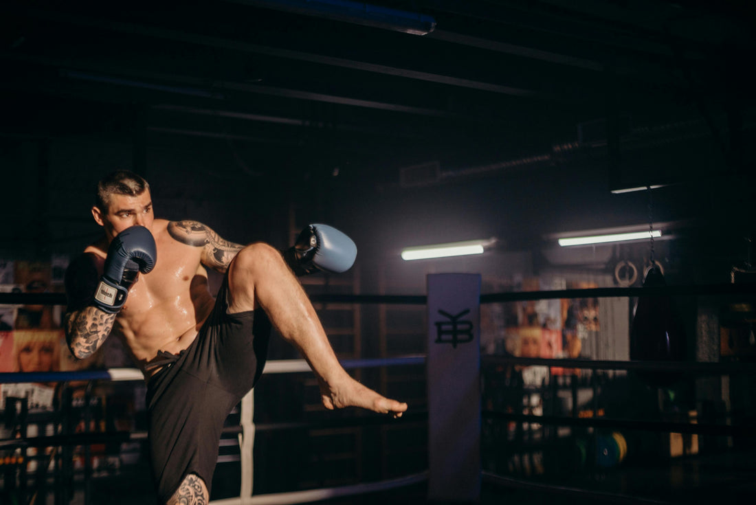 Venum bokshandschoenen, KO Fighters bandage, Create Performance gebitsbeschermer, NRG scheenbeschermers en PunchR tok voor veilige kickbokstraining.