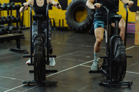 Een sporter traint op de Toorx Fitness BRX-AIR 300 airbike, ideaal voor HIIT en cardiotraining thuis.