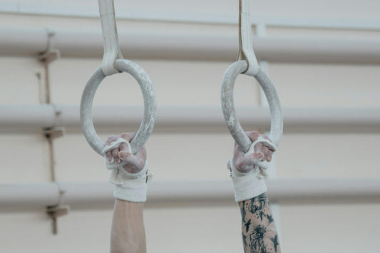 Een sporter traint gripkracht met een handgripper voor sterkere onderarmen en een betere grip in de sportschool.