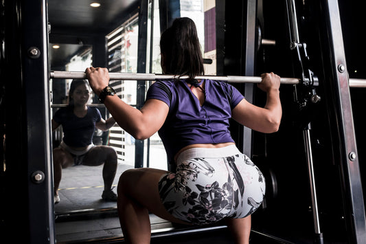Multifunctionele Smith machine in home gym – alles-in-één krachtstation met kabels en barbell.