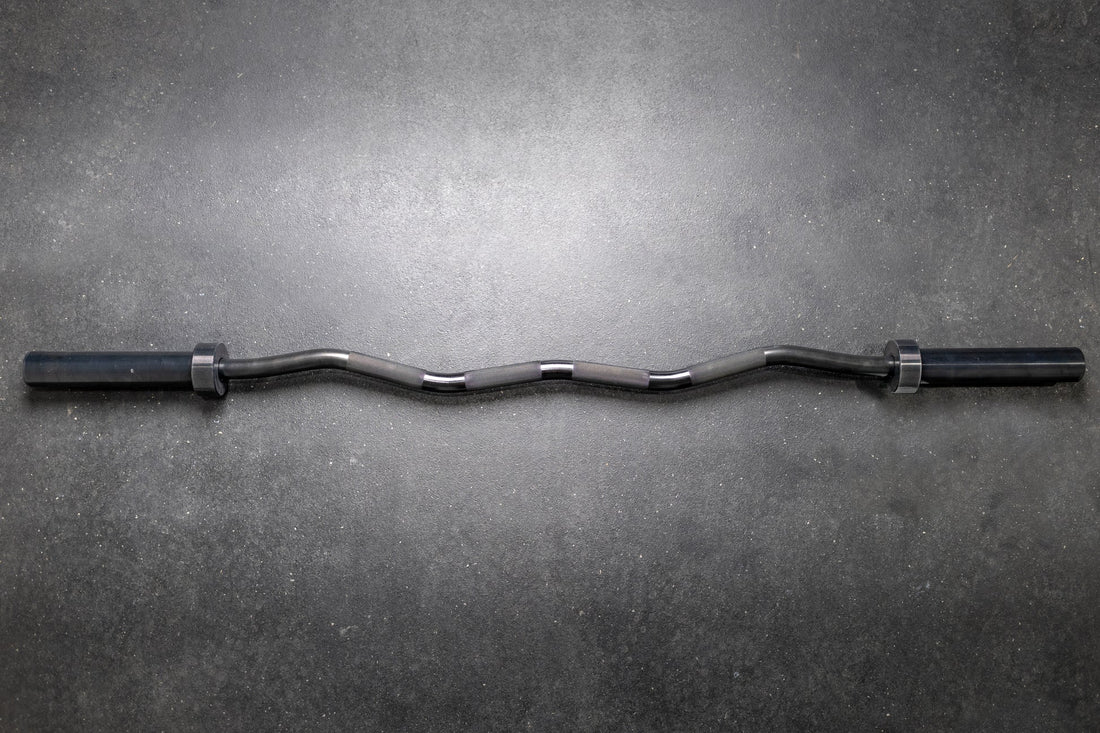 EZ Curl bar met halterschijven – ideaal voor biceps- en tricepstraining thuis.