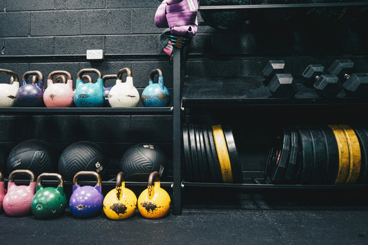 Fitness opbergrek – compact rek voor dumbbells, bumper plates, accessoires en halters.