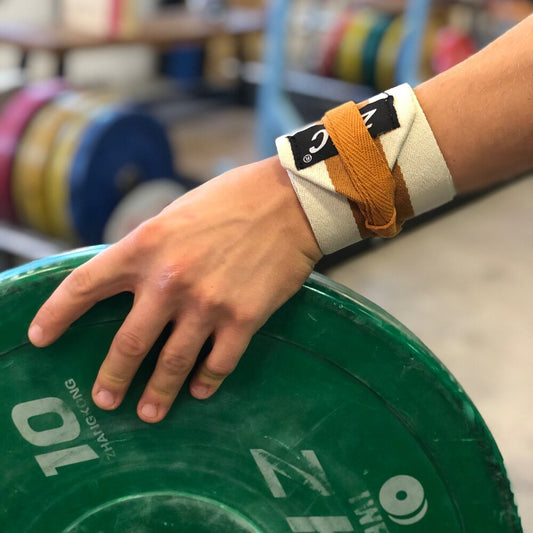 Wrist wraps bij bankdrukken – ondersteuning en stabiliteit met Gorilla Wear & Fitgriff.