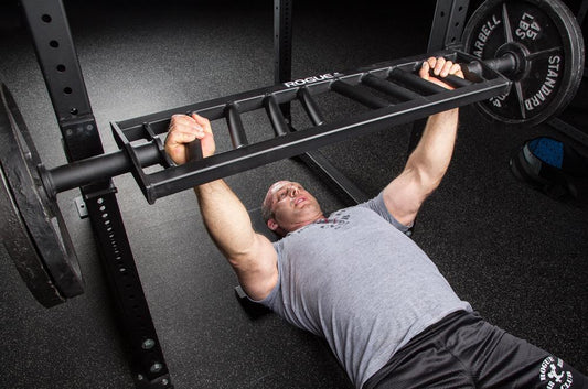 Cambered bar voor krachttraining – gebogen halterstang voor schoudervriendelijk bankdrukken en triceps oefeningen.