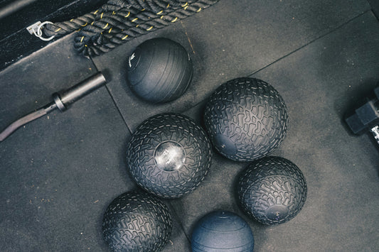 Slam balls voor krachttraining – Avento, Yes4All en ProsourceFit vergeleken op duurzaamheid.