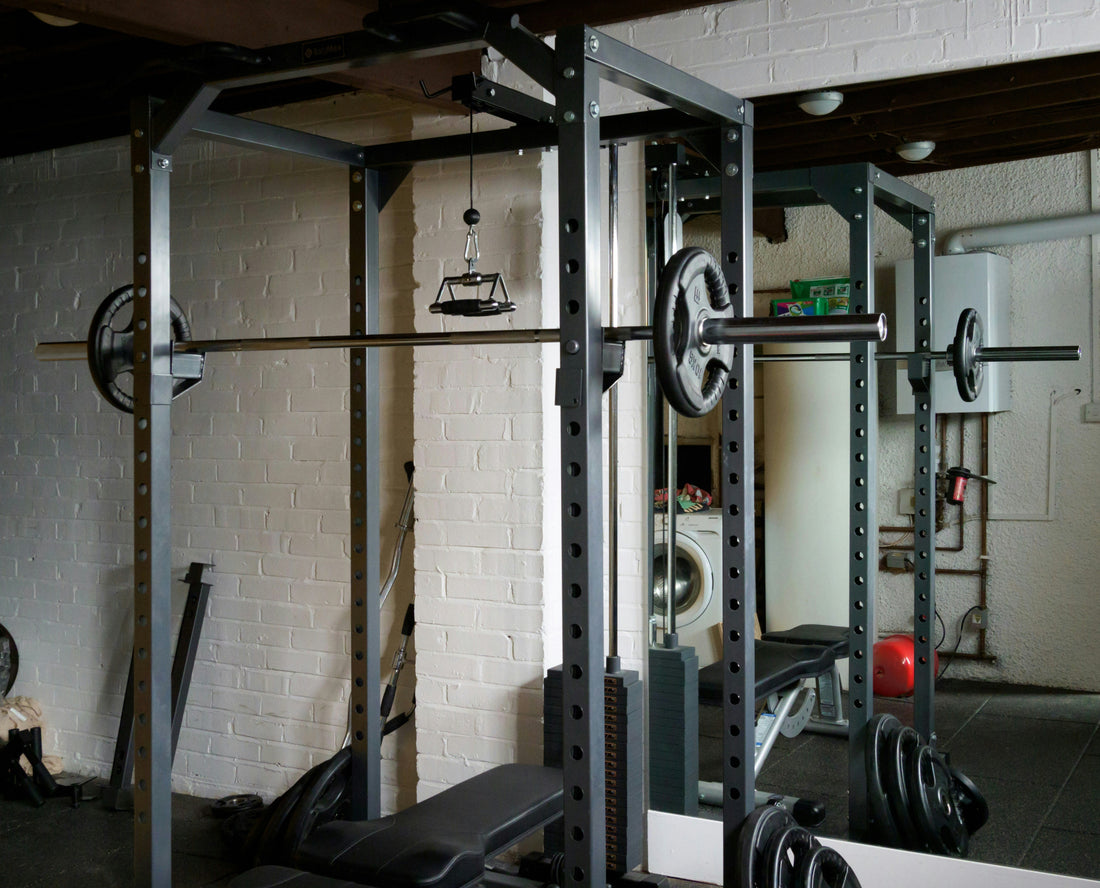 Op zoek naar een squat rack voor een kleine home gym? Ontdek de 3 beste compacte squat racks voor thuis en kies het perfecte model voor jouw krachttraining.