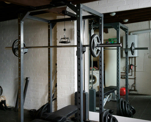 Op zoek naar een squat rack voor een kleine home gym? Ontdek de 3 beste compacte squat racks voor thuis en kies het perfecte model voor jouw krachttraining.