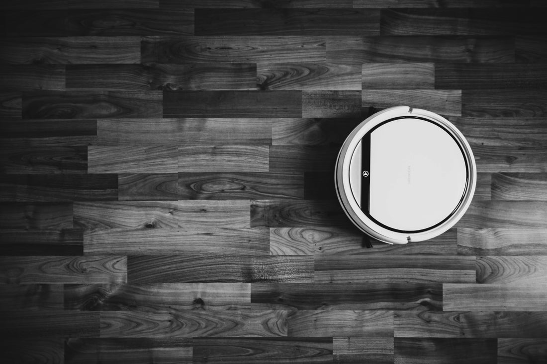 De iRobot Roomba j7+ in actie – slim, krachtig en perfect voor een stofvrije thuisgym.