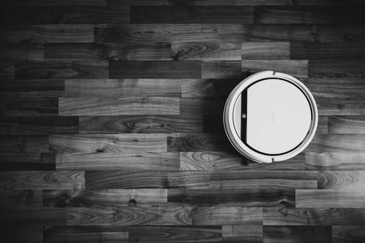 De iRobot Roomba j7+ in actie – slim, krachtig en perfect voor een stofvrije thuisgym.