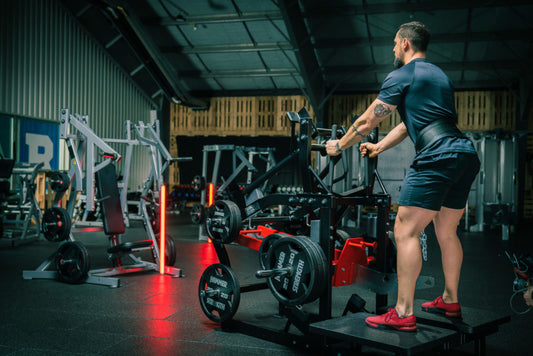 Op zoek naar een rugvriendelijke manier om squats te doen? Ontdek waarom een belt squat machine de beste oplossing is en bekijk onze topkeuze!