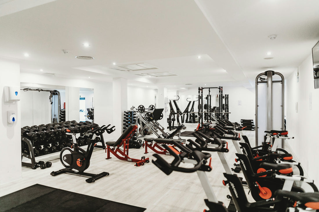 Een perfect ingerichte thuisgym met krachttraining- en cardio-apparatuur.