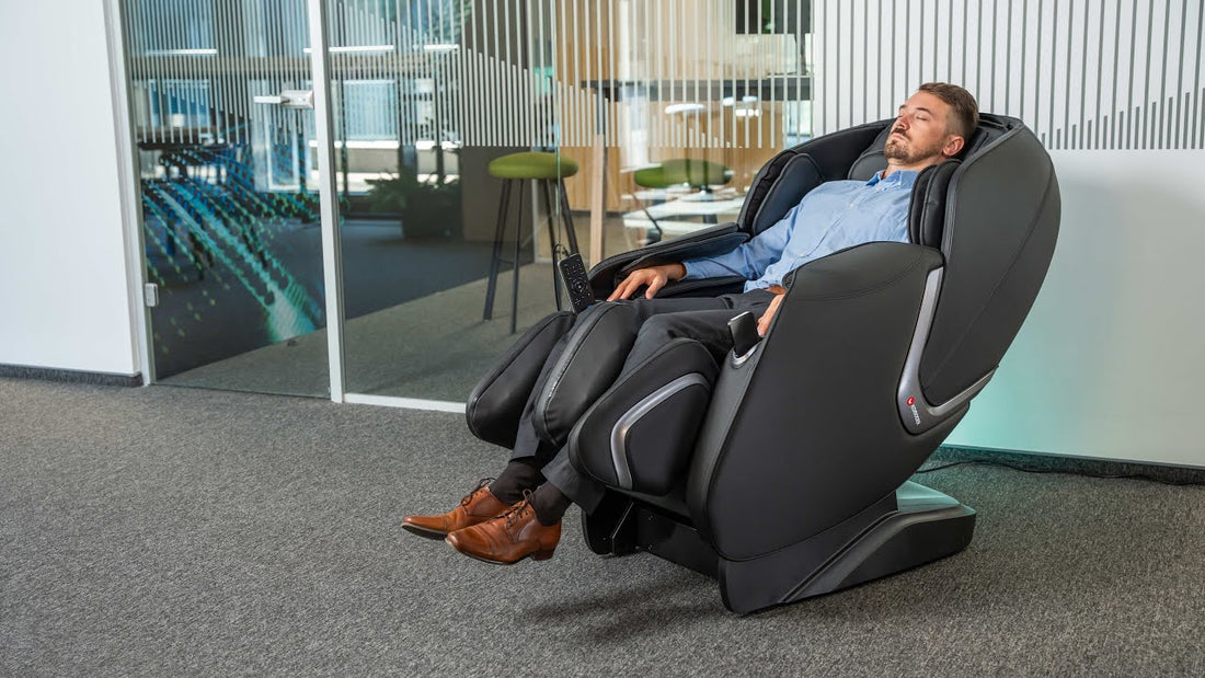 Taurus Wellness Massagestoel M in gewichtloze positie, ideaal voor ontspanning en spierherstel.