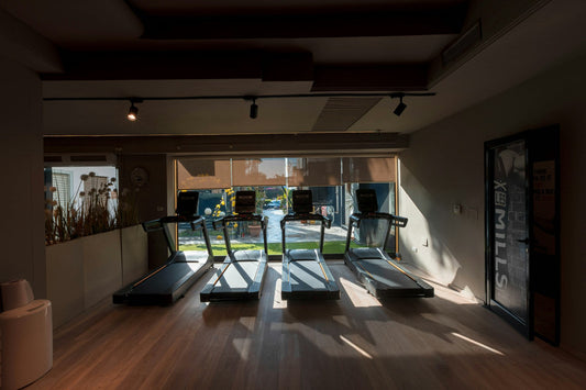 PH Fitness Curved Treadmill – Zelf aangedreven loopband met gebogen ontwerp voor optimale prestaties. Loopband Hill Pro – Motorloze loopband met instelbare hellingshoeken en weerstandsniveau.