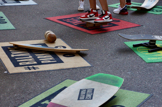 Duurzaam houten balansbord met verstelbare stoppers en kurklaag.