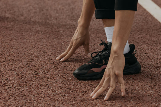 Atleet traint met een speed parachute voor verbeterde sprintsnelheid.
