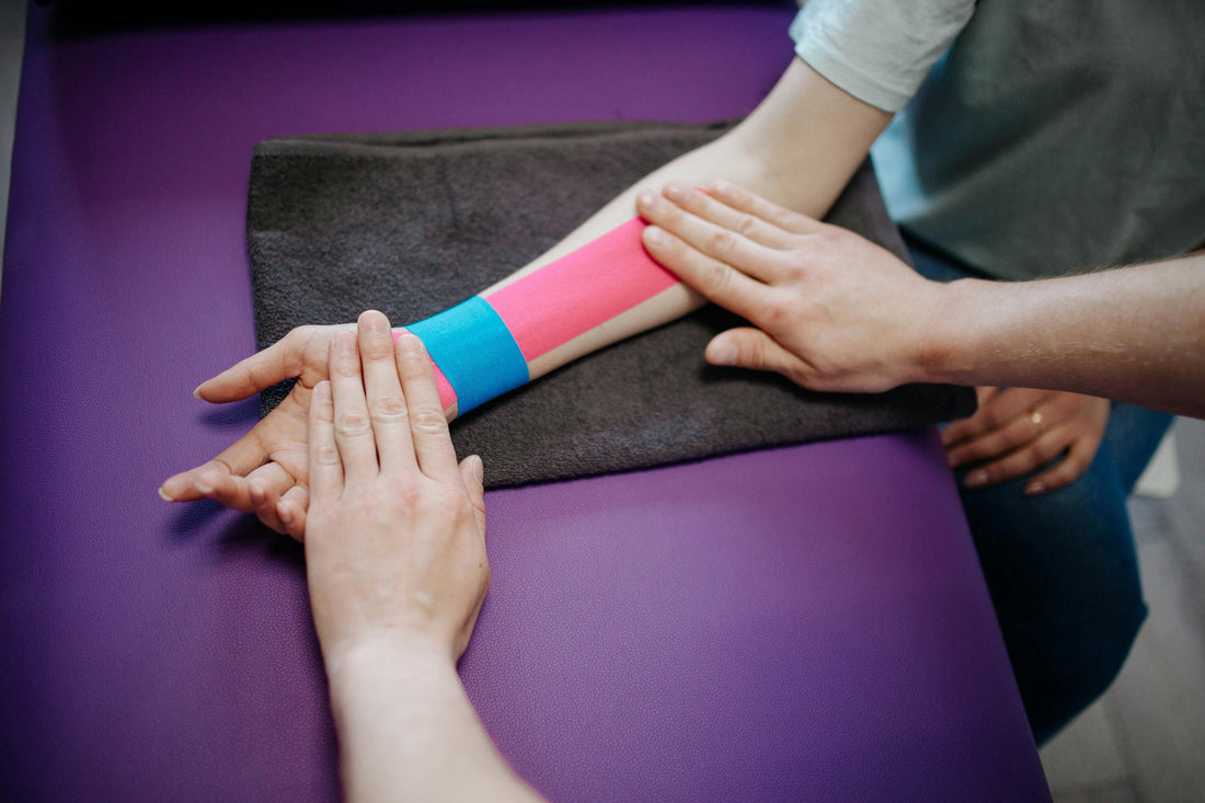 Sporttape versus kinesiologie tape uitleg met toepassingen en advies.