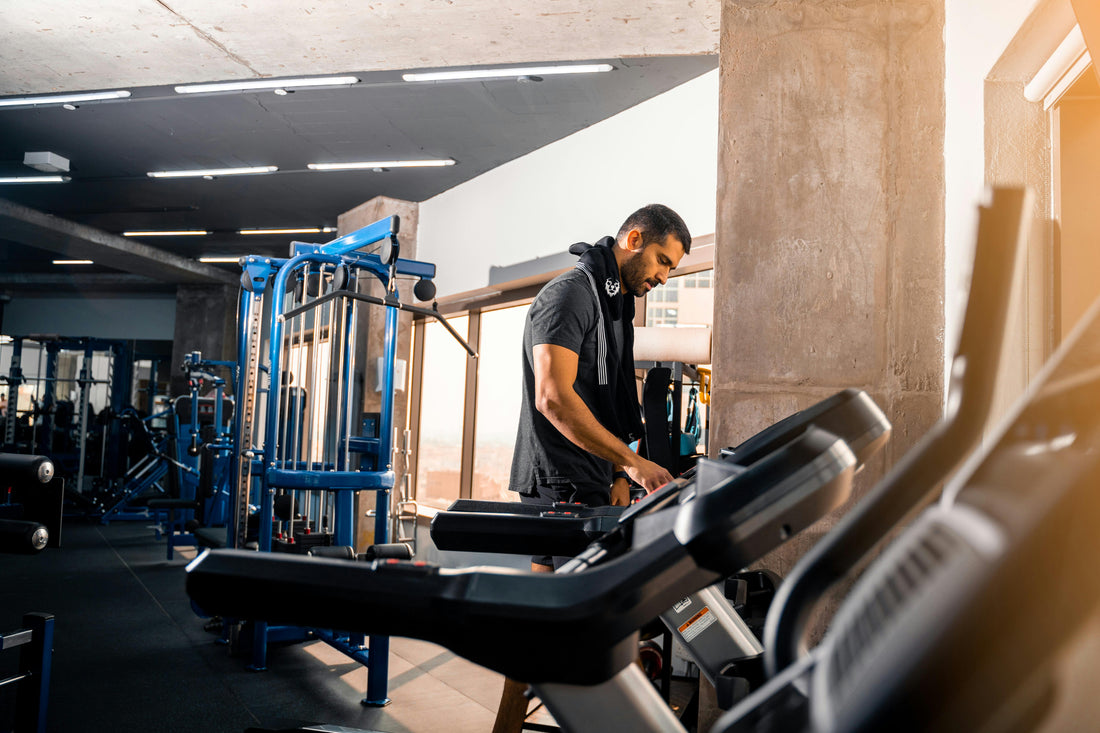 Focus Fitness Jet 7 iPlus loopband, een high-end loopband met automatische hellingfunctie en Bluetooth-connectiviteit voor interactieve training.