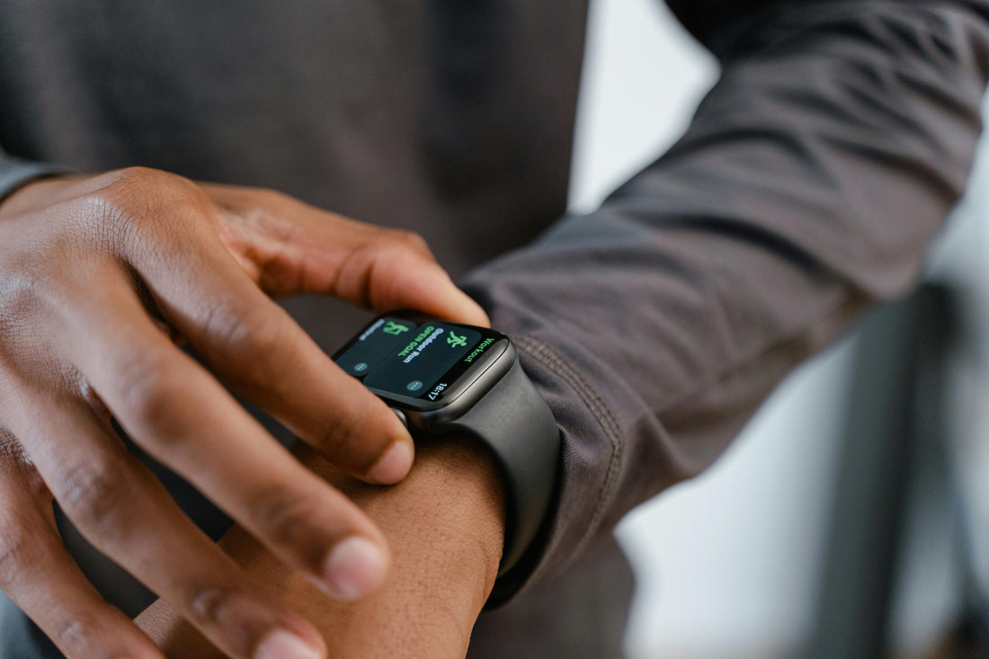 Overzicht van high-tech fitness trackers voor verschillende sporten.