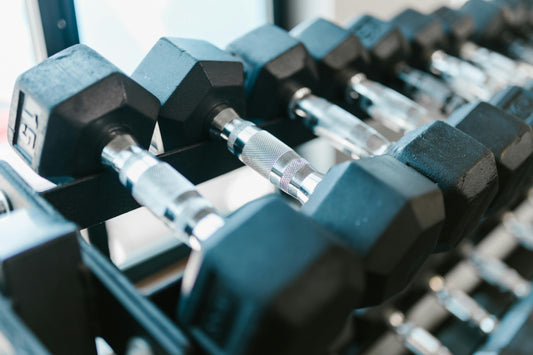Sportbay Gym muurbeugel voor het netjes opbergen van halterstangen, weerstandsbanden en springtouwen in je home gym.