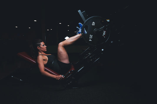 Een stevige leg press machine in een home gym, perfect voor effectieve krachttraining van de benen.