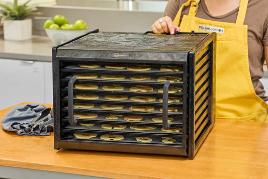 Compacte, stijlvolle voedseldroger met 5 stapelbare lades voor fruit, groenten en kruiden.